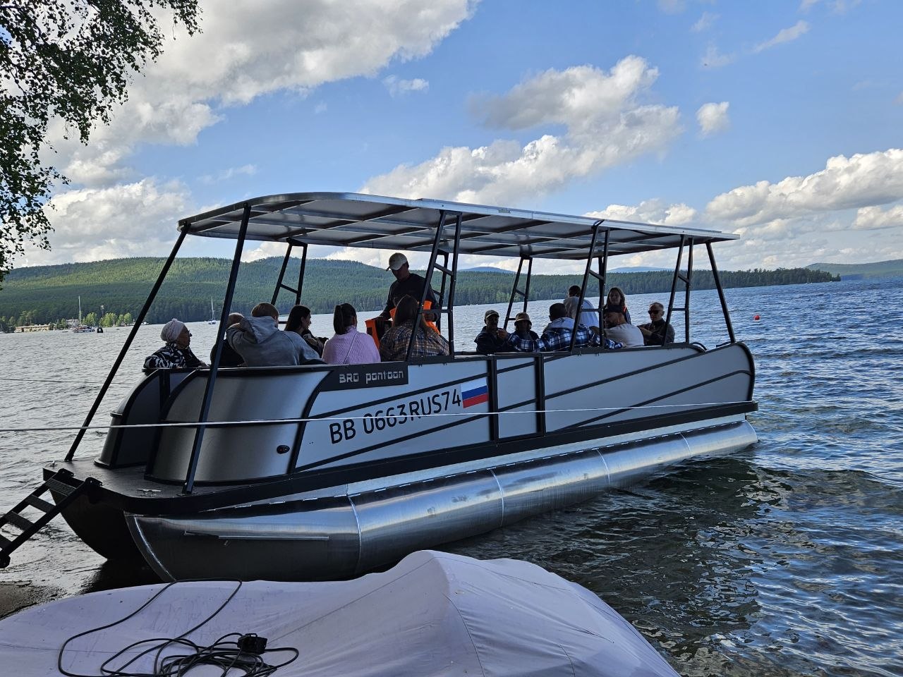 Тургойак, электролодка с людьми и реальный сервис на воде.
