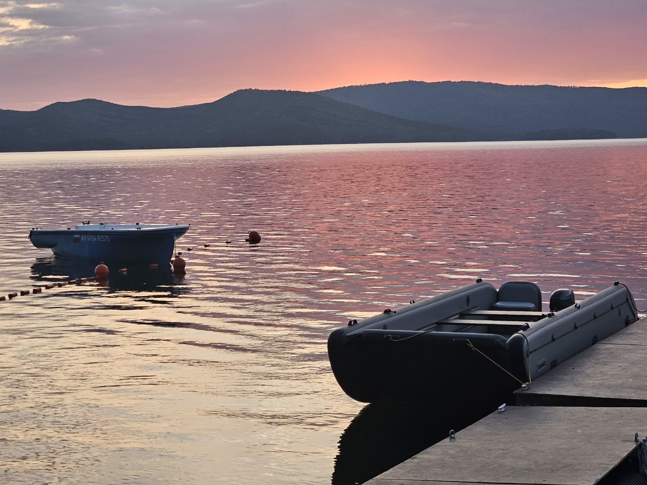 Тургойак на закате, спокойная уральская вода и электрический отдых как точка вдохновения.